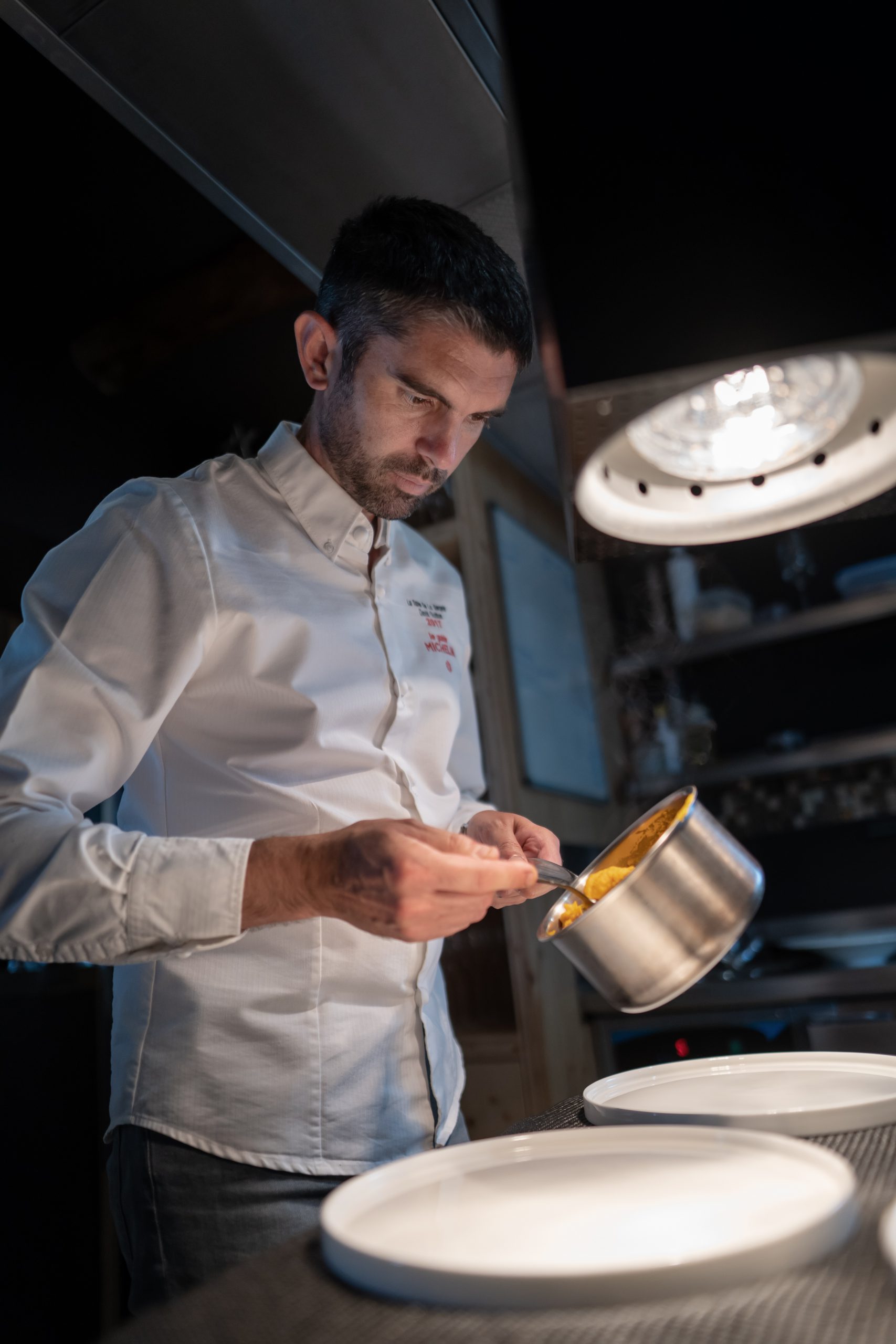 Le Chef David Guitton dans la cuisine du restaurant La Table de La bergerie